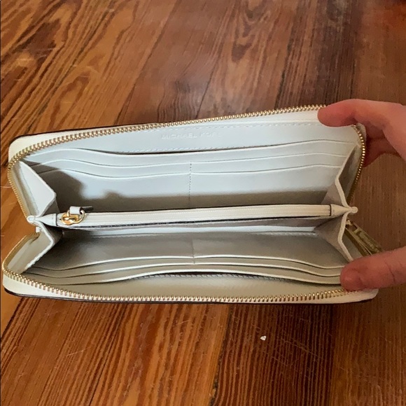 Michael Kors Clutch/Wallet - Picture 3 of 4